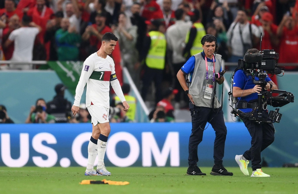 Cristiano Ronaldo để lại nhiều cảm xúc trong lần cuối dự World Cup 2022. Sau trận tứ kết, CR7 bật khóc. Giọt nước mắt chua chát của cựu sao MU được truyền thông, CĐV ví như dấu chấm hết của một ngôi sao tại sân chơi World Cup. Ronaldo làm lu mờ phần còn lại của tuyển Bồ Đào Nha. Ngay cả khi các ngôi sao khác như Bruno Fernandes tỏa sáng, CR7 vẫn là tâm điểm sau trận.