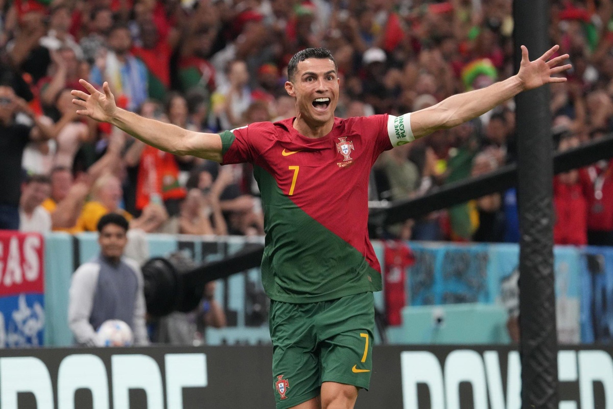 Khoảnh khắc này của Ronaldo trong trận Uruguay cũng được khai thác nhiều trên mạng. Đây là tình huống Ronaldo bật cao đánh đầu, song bàn thắng cuối cùng công nhận cho Fernandes. Tranh cãi dữ dội xảy ra về việc Ronaldo liệu đã chạm bóng hay chưa.