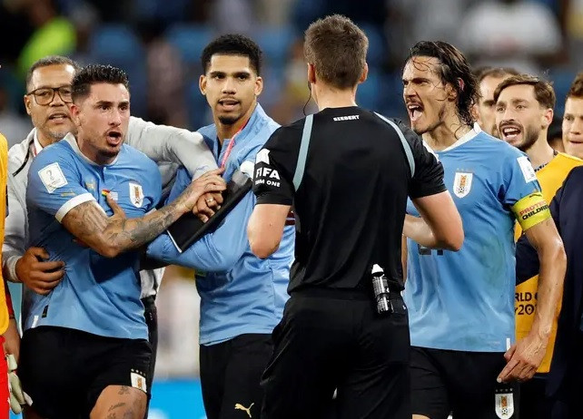 Cavani và các sao Uruguay đối diện án phạt nặng vì những cái đầu nóng.