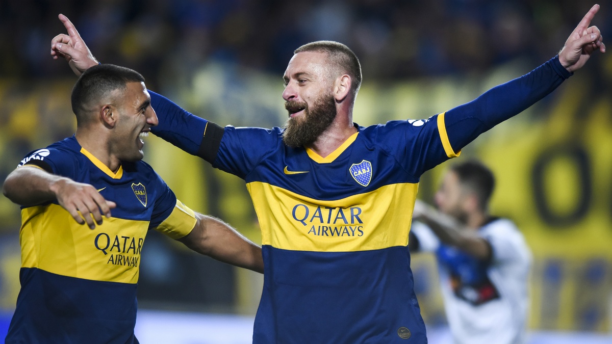 Daniele De Rossi sang Argentina thi đấu cho Boca Juniors vào mùa hè 2019 sau khi chia tay Roma, nơi anh đã chơi hơn 600 trận trong sự nghiệp. Ở tuổi 35, De Rossi không để lại dấu ấn ở giải Argentina với chỉ 7 lần ra sân cho Boca Juniors trước khi quyết định giải nghệ và trở lại Italy làm công tác huấn luyện.