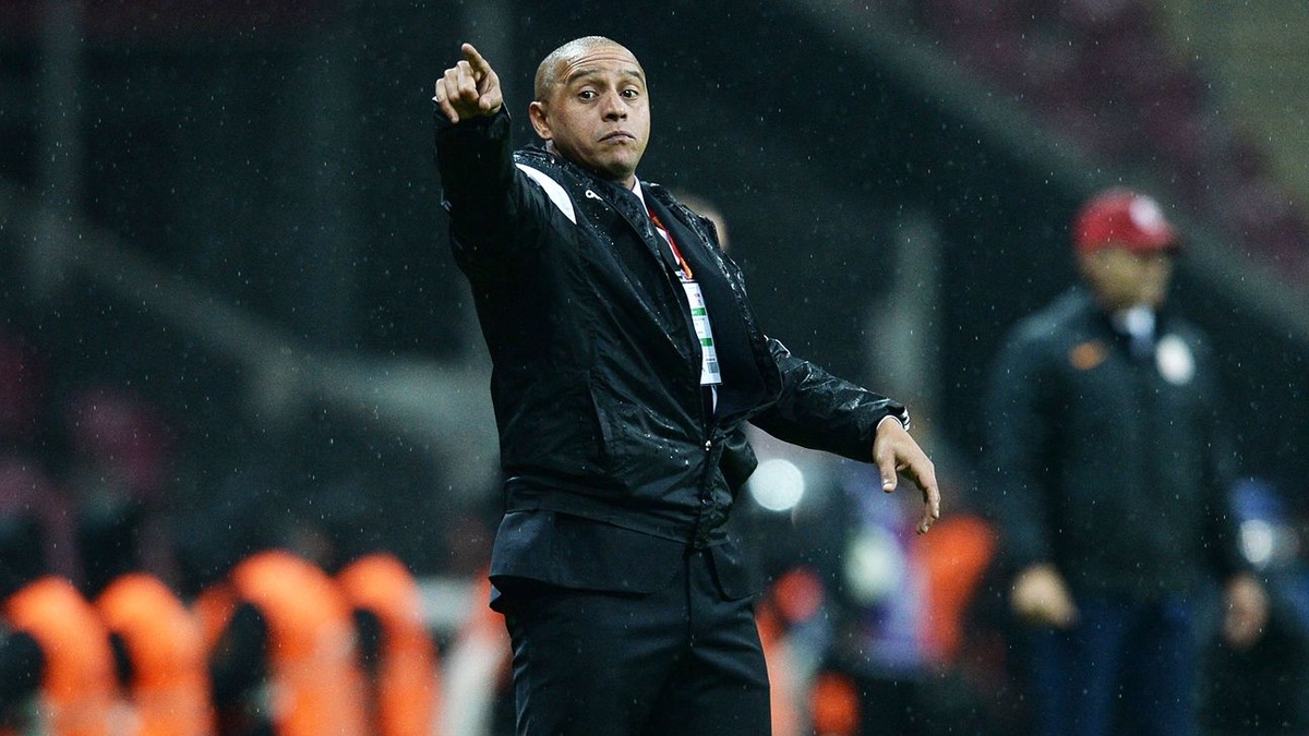 Roberto Carlos cũng từng thi đấu cho Delhi Dynamos trong một mùa giải (2015/16) với tư cách cầu thủ kiêm HLV, giúp CLB vào đến vòng play-off. Ngoài Carlos và Del Piero, những Nicolas Anelka, Robert Pires và David Trezeguet cũng từng chơi bóng ở Ấn Độ.
