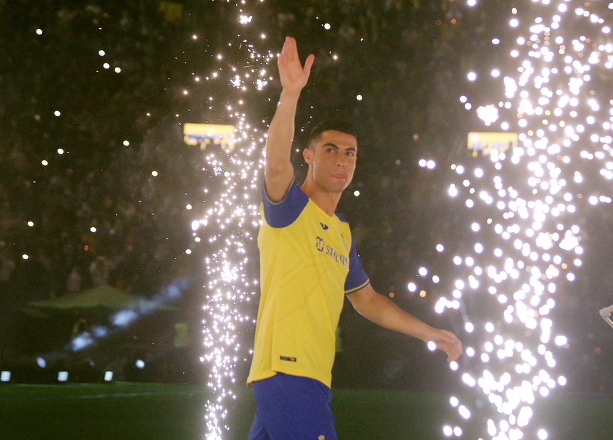 Sau buổi họp báo, Ronaldo lần đầu khoác lên mình áo đấu của Al Nassr. Sự xuất hiện của tiền đạo 37 tuổi khiến 25.000 CĐV trên khán đài Mrsool Park vỡ òa cảm xúc.