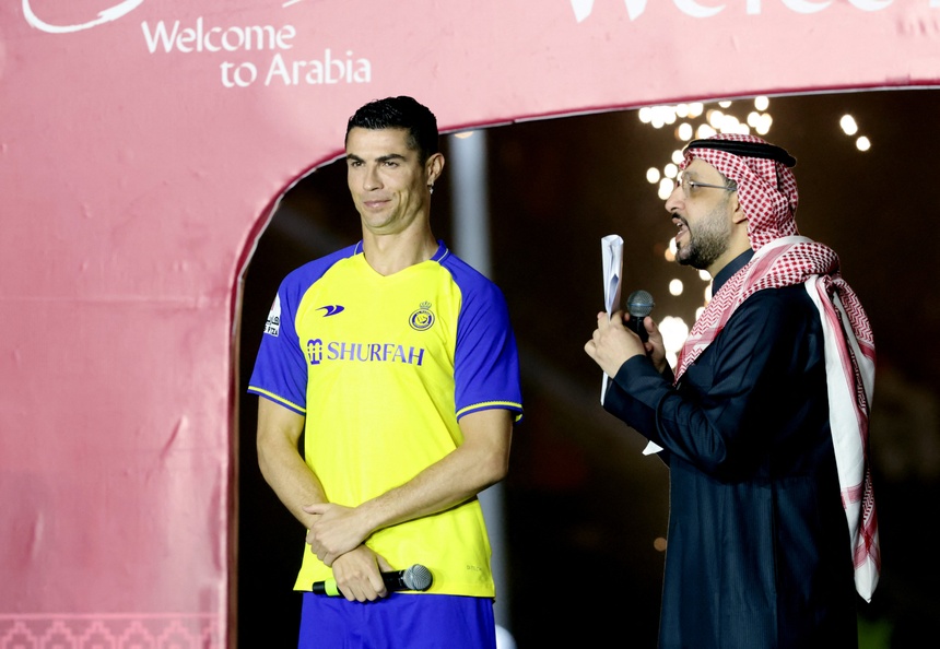 "Cảm ơn sự ủng hộ từ người hâm mộ. Saudi Pro League là giải đấu rất cạnh tranh. Ra sân và làm người hâm mộ hạnh phúc, đó là mục tiêu của tôi", Cristiano Ronaldo phát biểu.