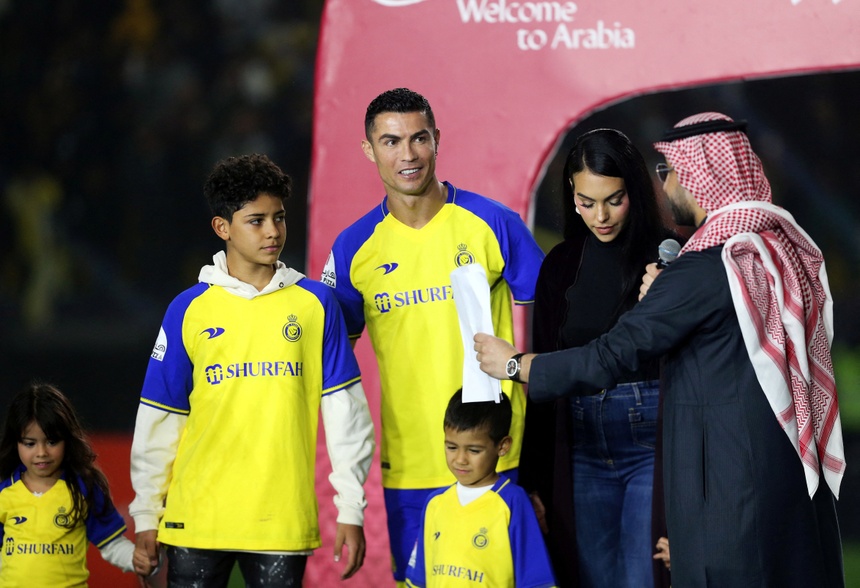 Ngoài ra, Ronaldo còn thay mặt Georgina Rodriguez và các con cảm ơn tình cảm của người hâm mộ Saudi Arabia.