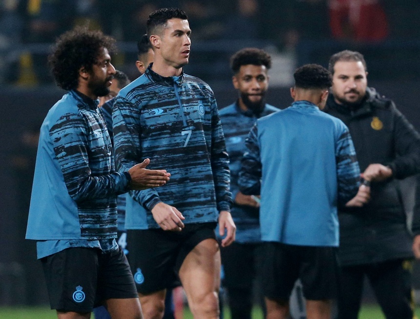 Ngay sau lễ ra mắt hoành tráng, Ronaldo lập tức bắt tay vào tập luyện. Daily Mail tiết lộ ngôi sao người Bồ Đào Nha sẽ sẵn sàng cho trận đấu giữa Al Nassr với Al Taee tại giải VĐQG Saudi Pro League vào thứ năm tuần này (5/1).