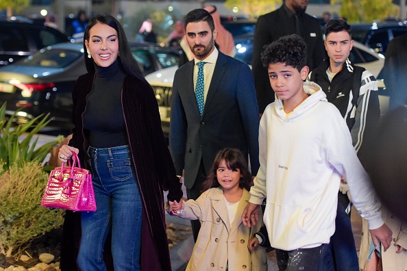 Theo sau cựu tiền đạo Manchester United là bạn gái Georgina Rodriguez và các con. Cậu cả Ronaldo Junior đã trở lại chơi cho đội học viện Real Madrid nhưng vẫn đến Saudi Arabia dự lễ ra mắt đội bóng mới của bố.