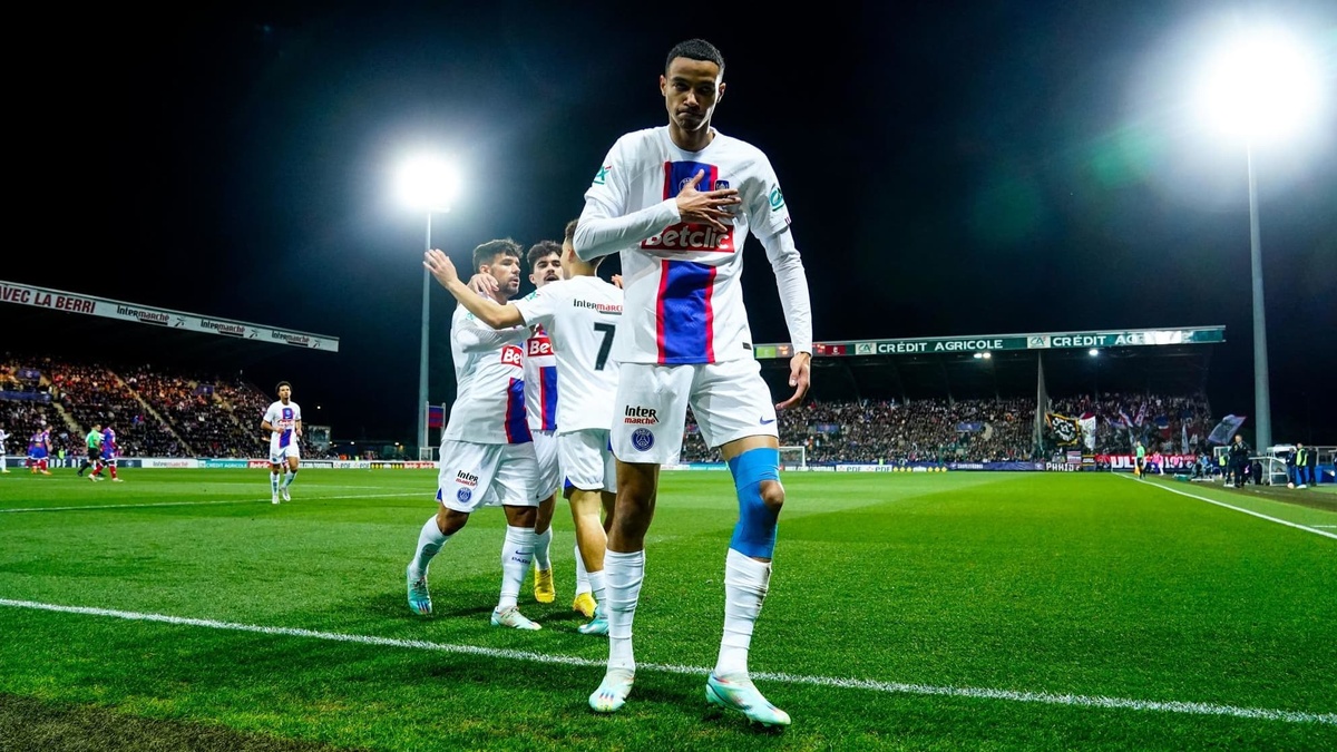 Ở tuổi 20, Ekitike không có nhiều cơ hội thi đấu kể từ khi chuyển đến sân Parc des Princes trong kỳ chuyển nhượng hè 2022 với giá 35 triệu euro. Phong độ cao của bộ ba Messi, Neymar và Mbappe khiến tiền đạo người Pháp phải ngồi trên băng ghế dự bị.