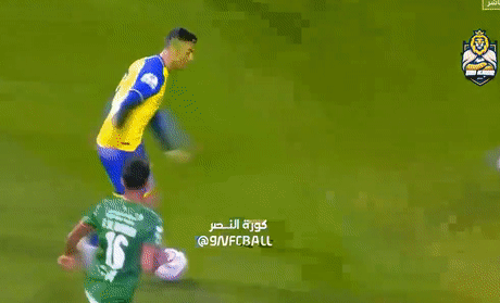 Ronaldo bị cầu thủ trẻ của Saudi Arabia đánh bại trong pha tranh chấp.