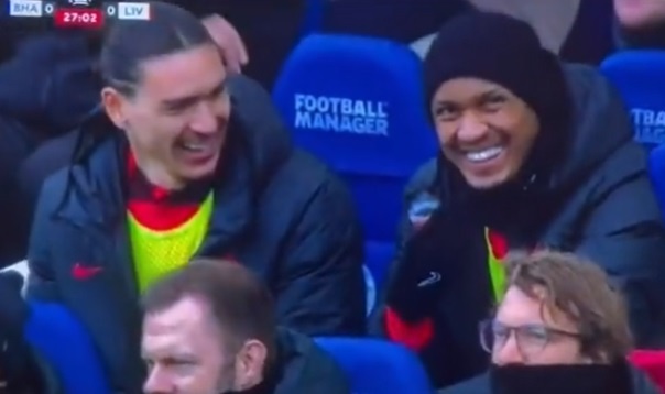 Nunez và Fabinho hả hê trước hành động của Elliott.