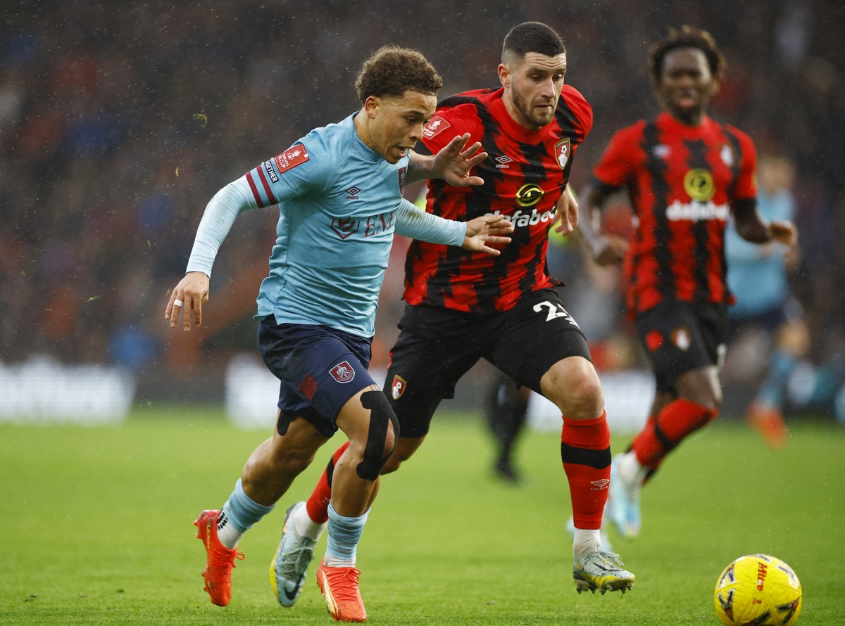 Marcos Senesi (phải) cũng đang là trụ cột của hàng thủ Bournemouth ở mùa giải năm nay. Tân binh Ngoại hạng Anh mùa này chi hơn 12 triệu bảng để mua trung vệ người Argentina về trong kỳ chuyển nhượng hè 2022.