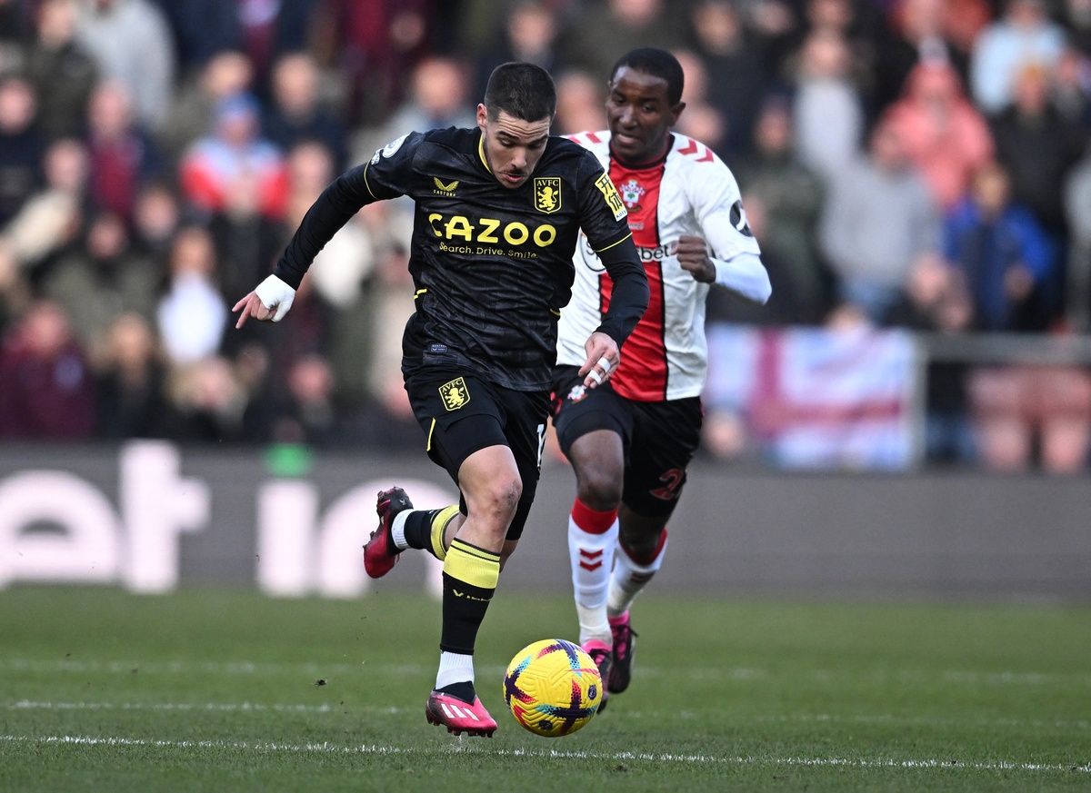 Emi Buendia có gần một thập niên thi đấu tại Anh. Tiền vệ 26 tuổi là trụ cột của Aston Villa ở mùa giải năm nay. Sau 24 trận ra sân cho CLB nước Anh trên mọi đấu trường, Buendia ghi 3 bàn và có 1 kiến tạo. Trước khi sang Aston Villa, ngôi sao người Argentina khoác áo Norwich.