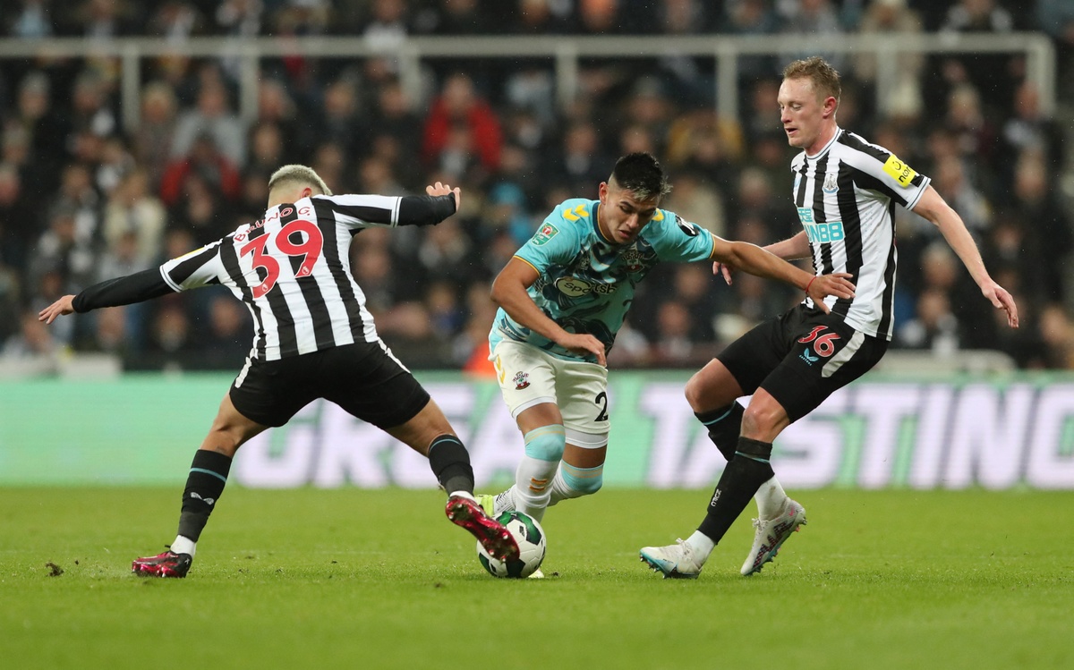 Carlos Alcaraz (giữa) là tài năng trẻ đang thuộc biên chế Southampton. Tiền vệ 20 tuổi mới chuyển đến CLB nước Anh từ Racing Club trong kỳ chuyển nhượng tháng 1 vừa qua với giá 15 triệu bảng. Cầu thủ sinh năm 2002 cũng là cái tên đáng chờ đợi của bóng đá Argentina trong thời gian tới.