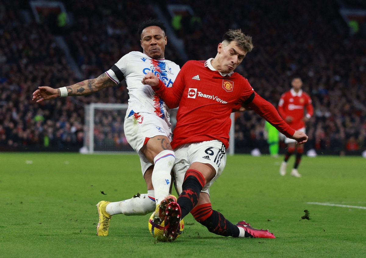 Ngay trong mùa giải đầu tiên đến chơi tại Ngoại hạng Anh, Lisandro Martinez để lại ấn tượng ở hàng thủ MU. Sở hữu chiều cao chỉ 1,75 m, nhưng trung vệ người Argentina sở hữu tinh thần chiến đấu mạnh mẽ cùng khả năng luân chuyển bóng tốt.