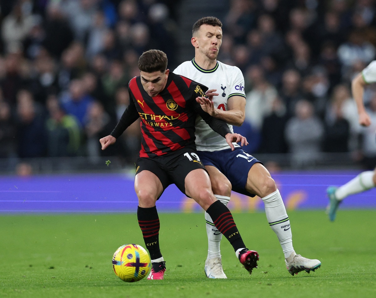 Julian Alvarez vừa trải qua kỳ World Cup thành công trong màu áo Argentina. Tuy nhiên, anh chưa có nhiều cơ hội thể hiện tại Man City, kể từ khi đồng ý chuyển đến sân Etihad với giá có thể lên tới 21 triệu bảng vào tháng 1 năm ngoái.