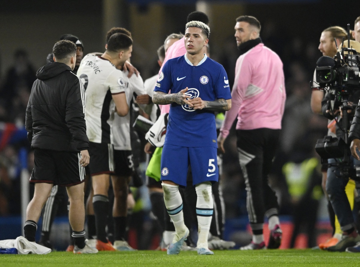 Enzo Fernandez là bản hợp đồng mua cầu thủ đắt nhất trong lịch sử bóng đá Anh, khi khiến Chelsea bỏ ra 106,8 triệu bảng chiêu mộ về từ Benfica. Tiền vệ người Argentina đá chính ngay trong trận đầu tiên khoác áo Chelsea, khi "The Blues" bị Fulham cầm hòa 0-0 tại vòng 22 Ngoại hạng Anh.