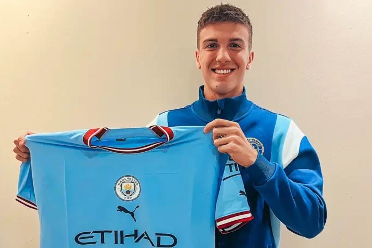Maximo Perrone cũng là cái tên mới cập bến bóng đá Anh trong kỳ chuyển nhượng tháng 1/2023. Man City bỏ ra hơn 8,2 triệu bảng để sở hữu tiền vệ 20 tuổi từ Velez Sarsfield. Perrone được Pep Guardiola điền tên trong danh sách đăng ký thi đấu Champions League mùa này.