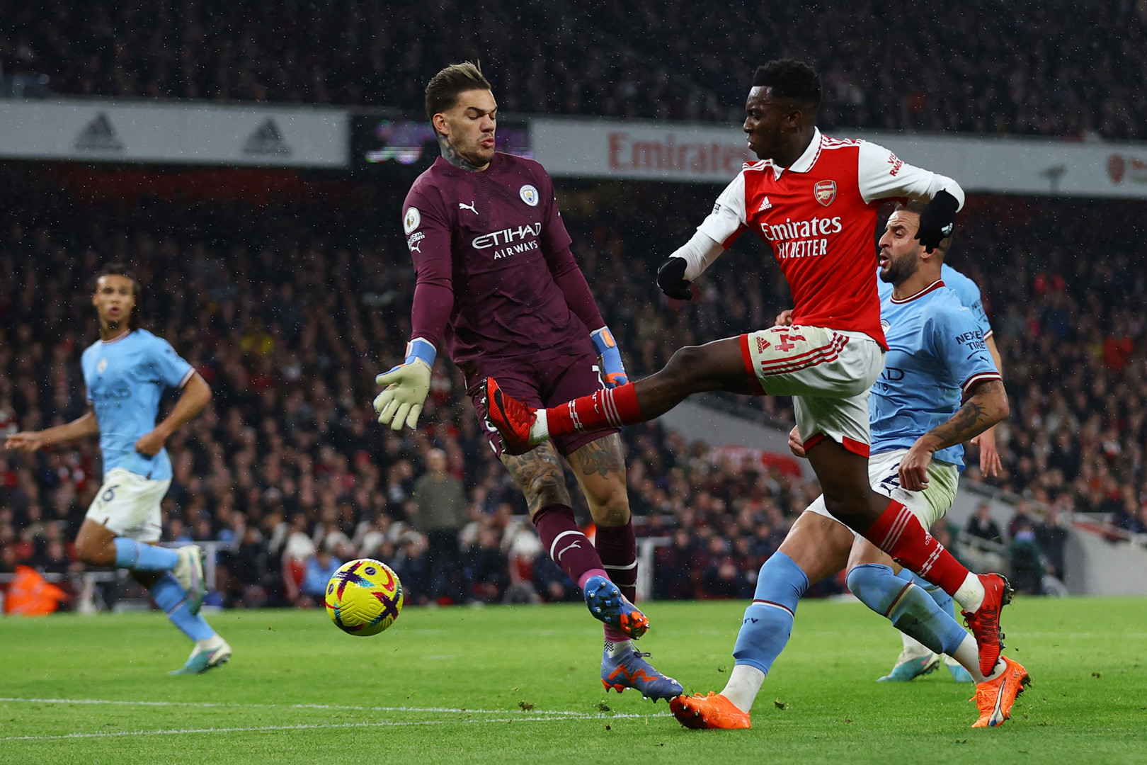 Arsenal đá hay, nhưng kém Man City về bản lĩnh.