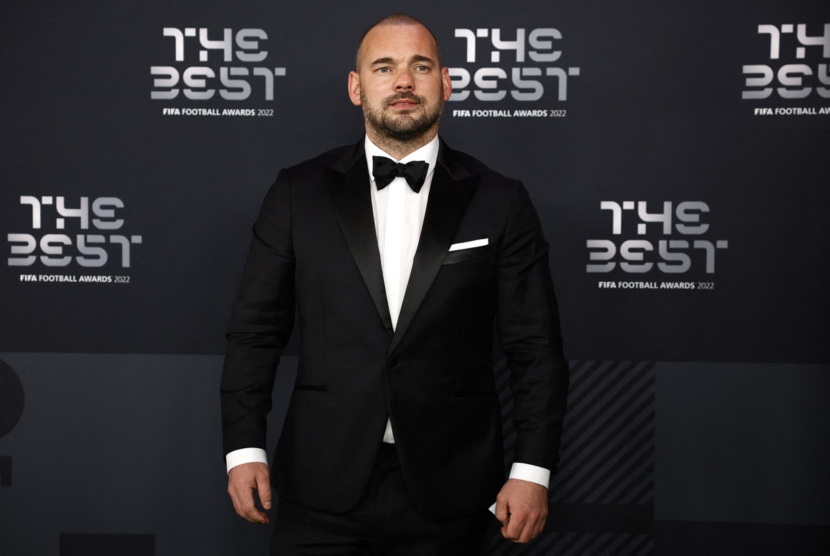 Wesley Sneijder, tiền vệ từng giành cú ăn ba cùng Inter Milan phát tướng sau khi giải nghệ. Trong thời gian gần đây, cựu tuyển thủ Hà Lan vẫn dành thời gian dự một số trận đá bóng gây quỹ từ thiện.