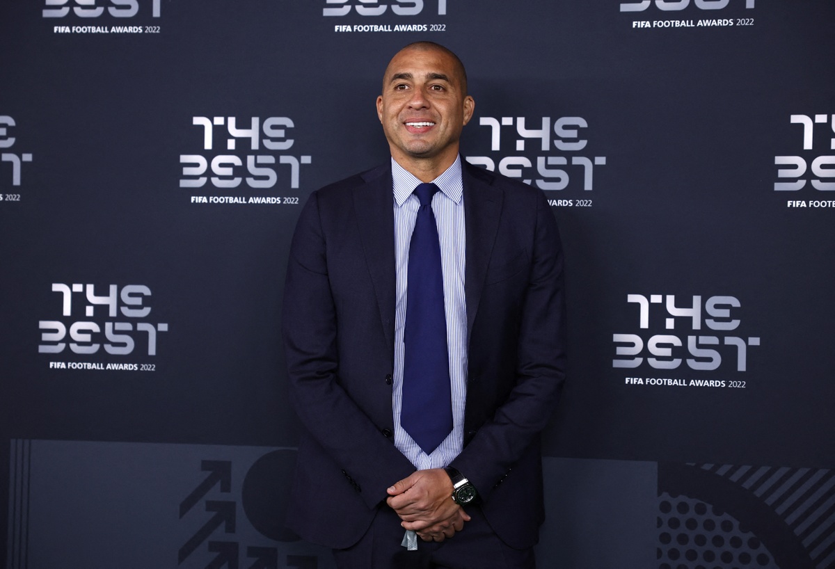 Cựu tiền đạo David Trezeguet đến dự gala của FIFA một mình.