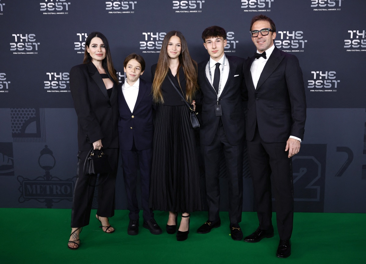 Huyền thoại người Italy, Alessandro del Piero cùng vợ Sonia Amoruso và các con đến Paris dự sự kiện quan trọng bậc nhất trong năm của FIFA.