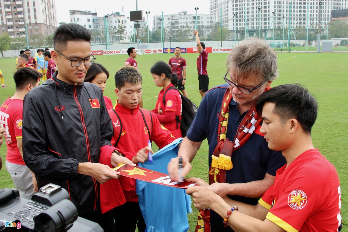 Sau khi tặng hoa, quà và chụp hình lưu niệm tập thể với các thành viên U23 Việt Nam, các CĐV thay nhau xin chữ ký và chụp hình riêng với HLV Troussier. Đây là lần đầu tiên chiến lược gia người Pháp giao lưu với các CĐV từ ngày đảm nhận vai trò HLV trưởng các đội tuyển Việt Nam.