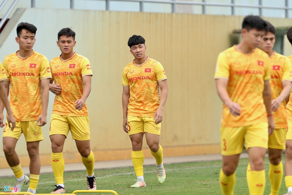 Huỳnh Công Đến (giữa) là một trong hai cầu thủ được gọi trở lại U23 Việt Nam trước giờ chốt danh sách 23 cầu thủ đi Qatar.