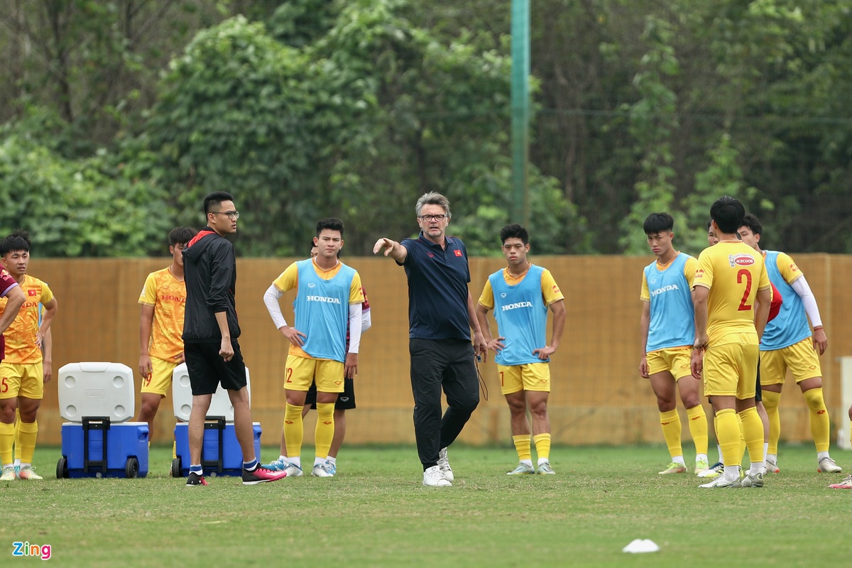 Sau bài đá ma khởi động, HLV Troussier tập hợp các cầu thủ lại để tập chiến thuật.