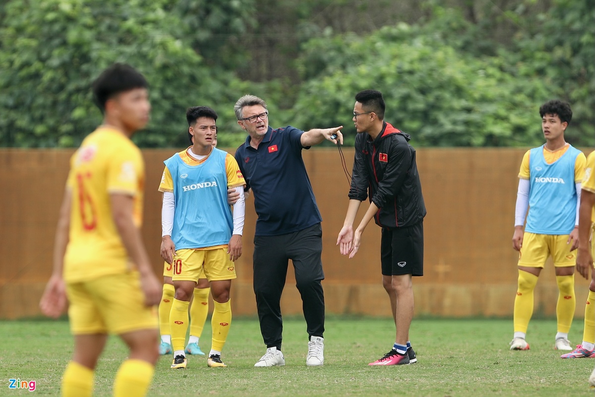 Quyết định gọi bổ sung Nguyễn Thanh Nhàn vào phút chót của HLV Troussier khiến chính cầu thủ này bất ngờ. Sau khi trở về từ U20 châu Á 2023, Thanh Nhàn vốn đã đi đến tận Bình Thuận hội quân với CLB PVF-CAND để tập huấn.