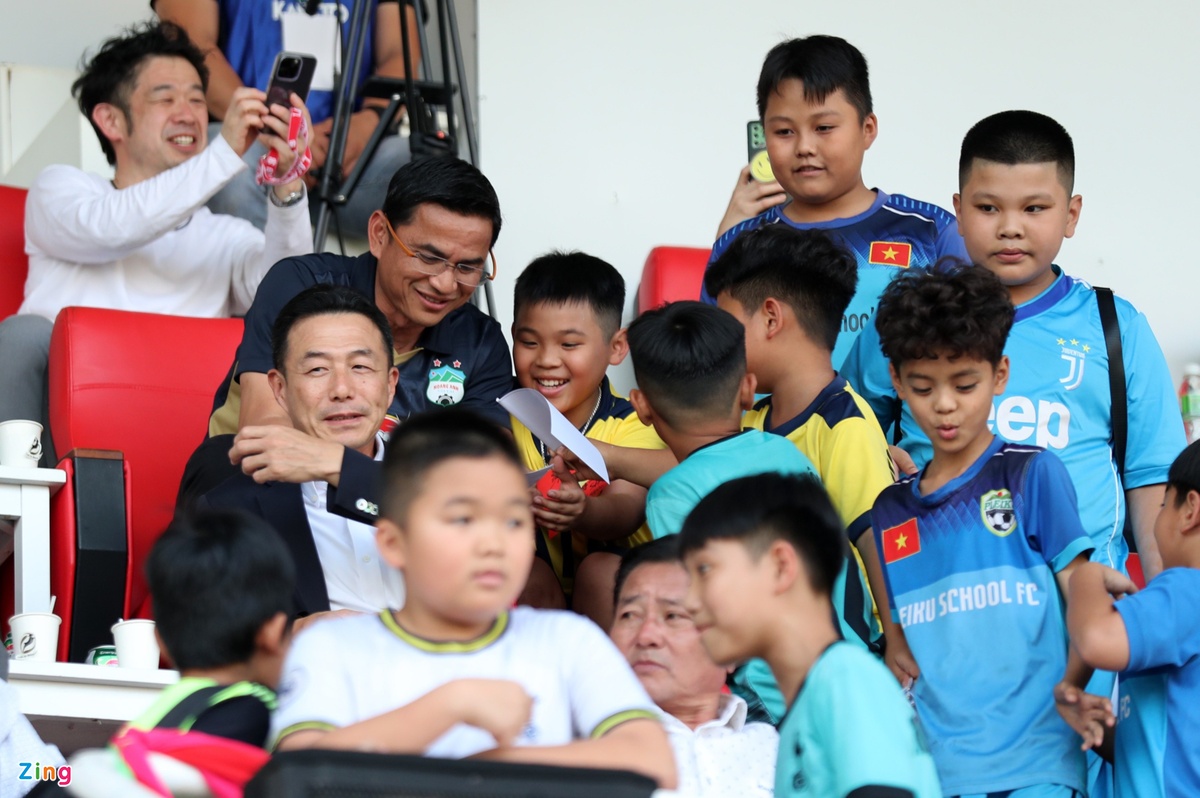 HLV người Thái Lan nhanh chóng thu hút sự chú ý từ các em nhỏ đến theo dõi giải đấu. Các em muốn xin bằng được chữ ký của cựu tuyển thủ Thái Lan để làm kỷ niệm và động lực theo đuổi bóng đá.