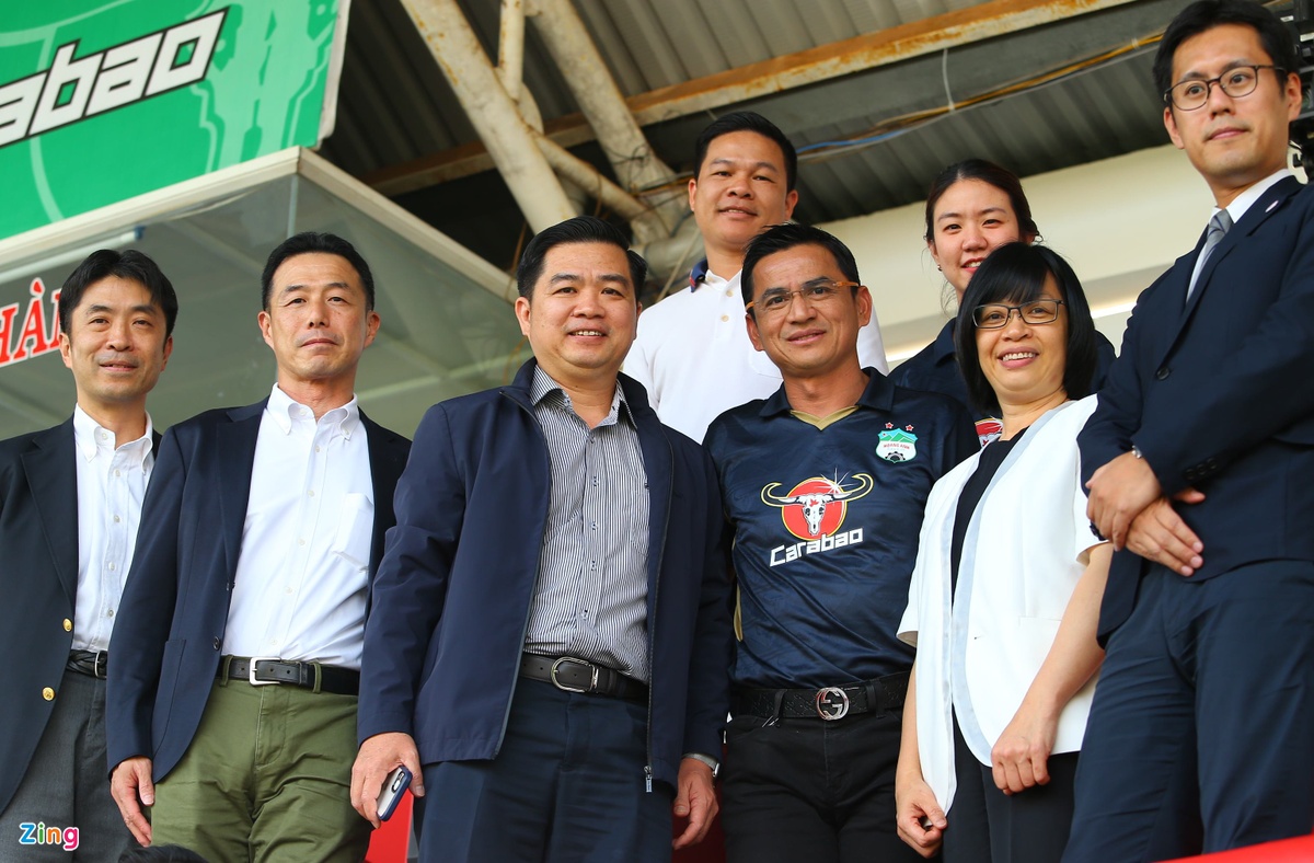 HLV Kiatisuk Senamuang của HAGL đại diện cho bầu Đức, chụp ảnh cùng lãnh đạo địa phương, đại diện Lãnh sự quán Nhật Bản cùng các nhà tài trợ trên khán đài VIP.