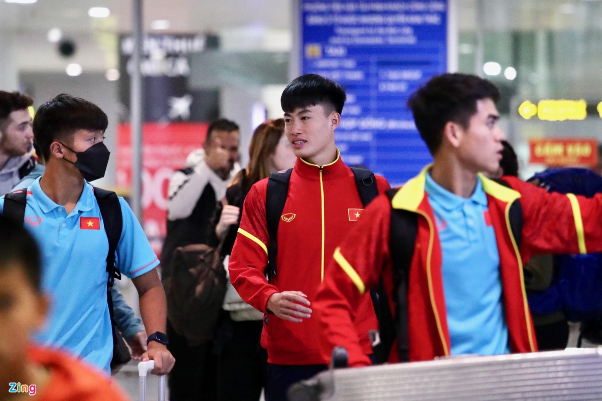 Bộ ba U20 Nguyễn Quốc Việt, Nguyễn Văn Trường và Khuất Văn Khang thuộc nhóm đầu tiên về nước. Tâm trạng họ khá trầm, không sôi nổi như mọi khi.