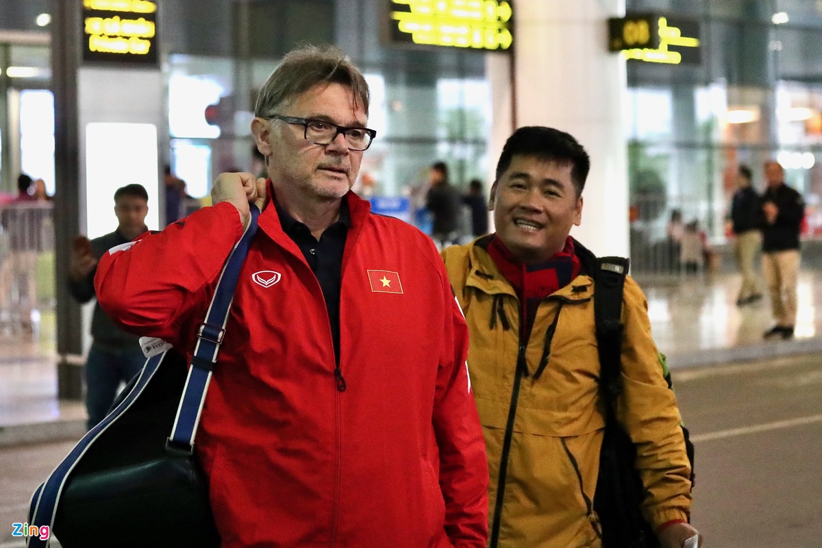 HLV trưởng Philippe Troussier khá nghiêm nghị. Sau trận thua thứ ba, chiến lược gia người Pháp cho biết ông vừa tiếc và thất vọng khi U23 Việt Nam thiếu may mắn. Ông vẫn tin đội đang đi đúng hướng trong hành trình dài.