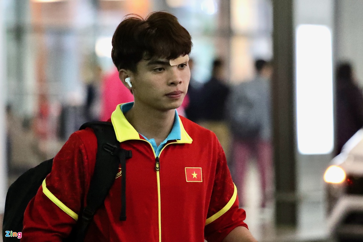 Thủ môn trẻ Đoàn Huy Hoàng ra về với miếng dán ở vùng trán. Sức khỏe anh đã ổn hơn sau chấn thương ở trận gặp UAE.