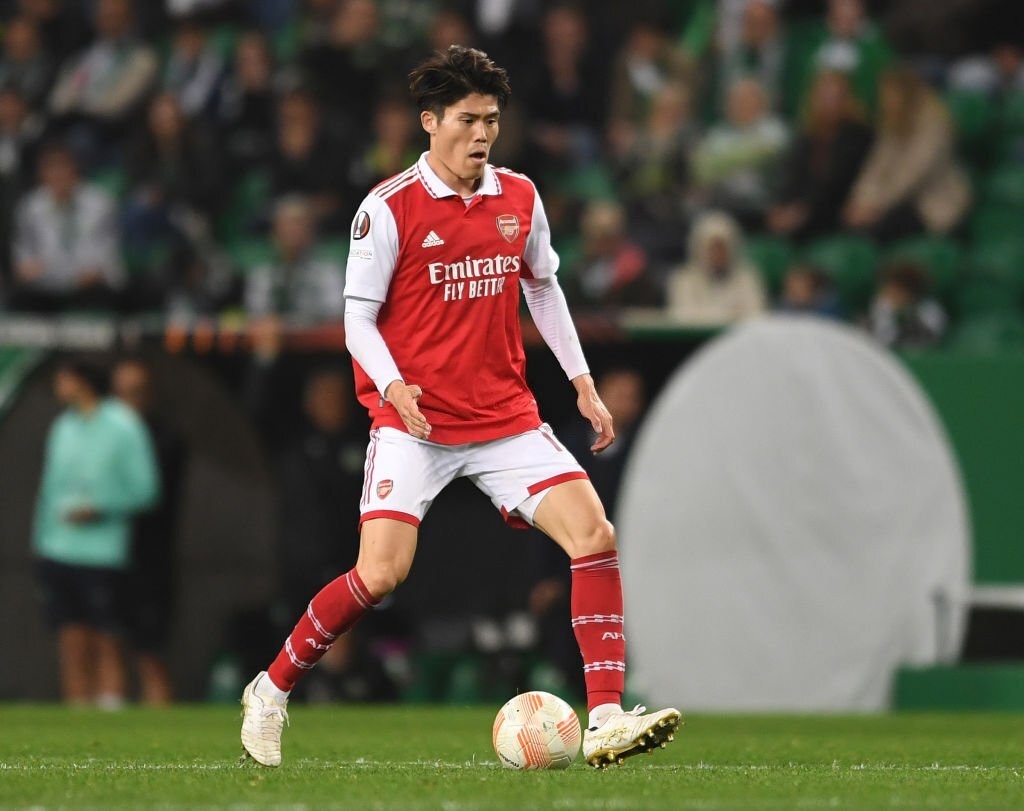 Takehiro Tomiyasu hiện có giá trị chuyển nhượng 25 triệu euro. Trung vệ người Nhật Bản từng thăng tiến rất nhanh ở mùa trước. Đến mùa này, Tomiyasu mất suất đá chính ở Arsenal. Anh không cạnh tranh nổi với Ben White ở vị trí hậu vệ phải. Còn với vị trí trung vệ, Tomiyasu dự bị cho Gabriel và William Saliba.