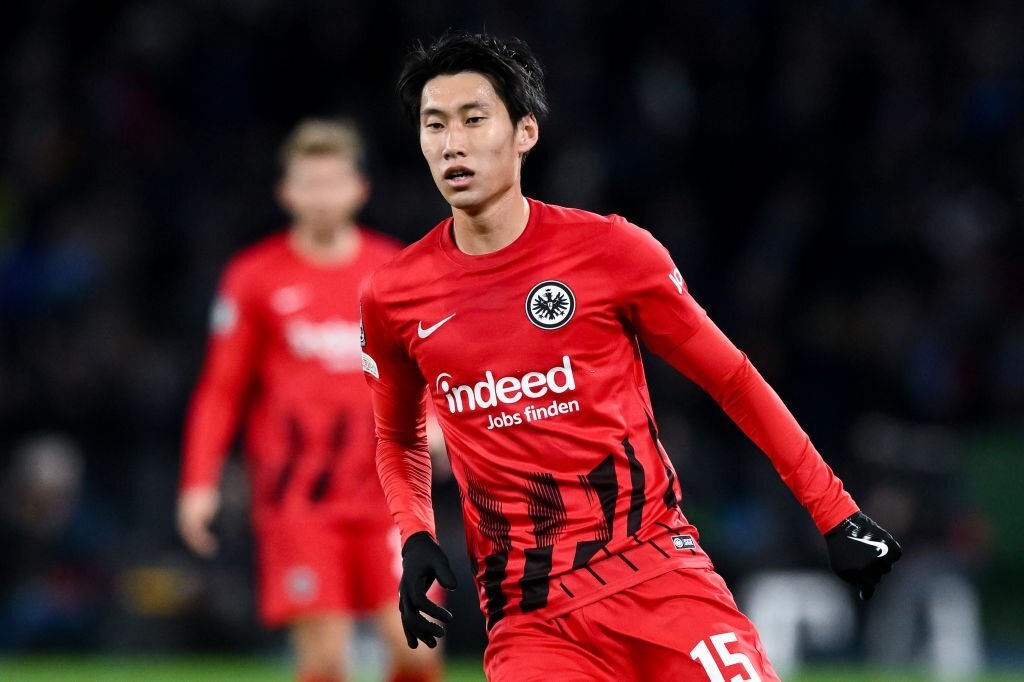 Daichi Kamada đang có mùa giải thăng hoa trong màu áo Frankfurt. Anh đã chơi 36 trận, ghi 13 bàn và có 5 kiến tạo. Báo chí châu Á đã tập trung nhiều vào Son Heung-min, Mitoma và Min-jae mà bỏ quên cái tên Kamada chơi hay không kém.