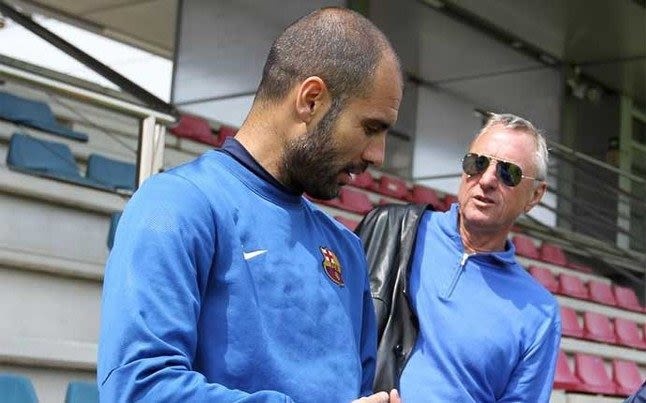 Pep khi còn huấn luyện Barca và người thầy lớn Johan Cruyff của ông.