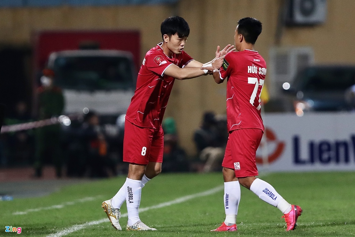 Lương Xuân Trường phải chờ tới vòng 5 mới có trận đầu tiên ở V.League 2023 từ khi gia nhập CLB Hải Phòng. Anh được HLV Chu Đình Nghiêm tung vào sân từ ghế dự bị ở phút 64 trận gặp CAHN trên sân Hàng Đẫy.
