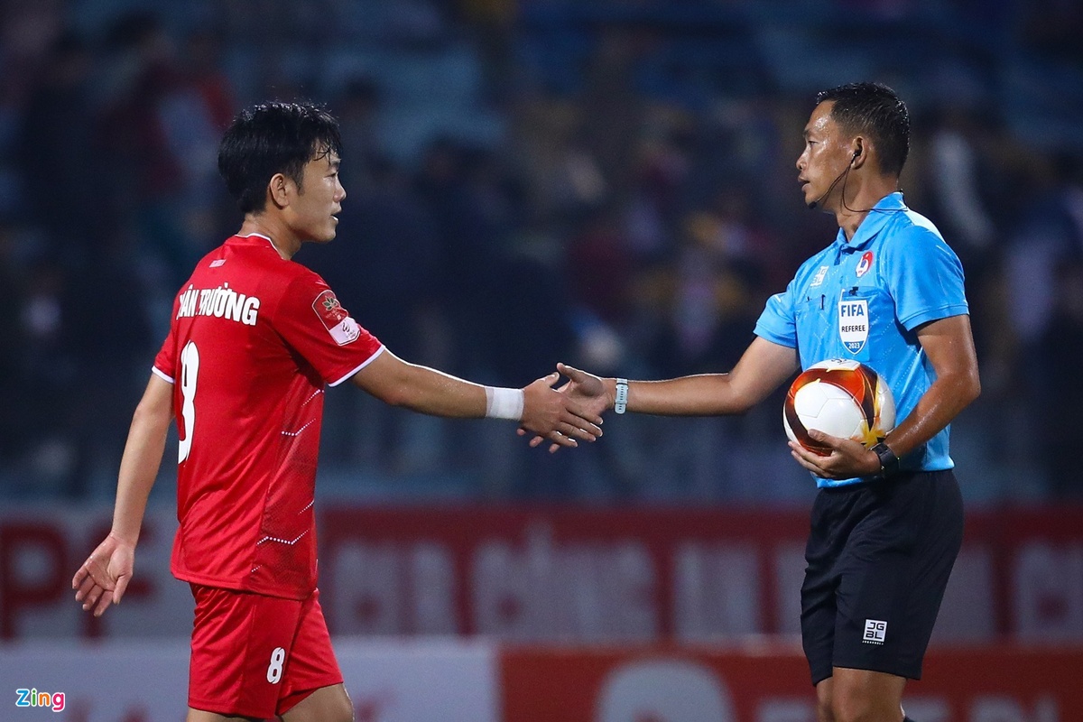 27 phút trước CAHN (không kể bù giờ) có thể coi là khởi đầu mới của Xuân Trường ở V.League. Anh chơi tròn vai và cùng Hải Phòng giành lại 1 điểm.