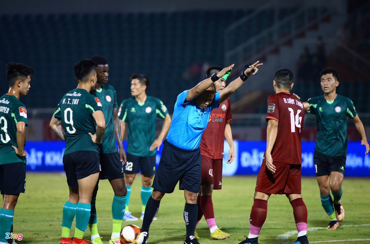 Tối 13/4, CLB Bình Định làm khách trên sân Thống Nhất của TP.HCM ở vòng 6 V.League 2023. Phút 82, Victor Mansaray tung cú sút xa, đưa bóng chạm tay Adriano Schmidt. Trọng tài chính Vũ Nguyên Vũ cho đội chủ nhà hưởng quả phạt trực tiếp ở sát vùng cấm.