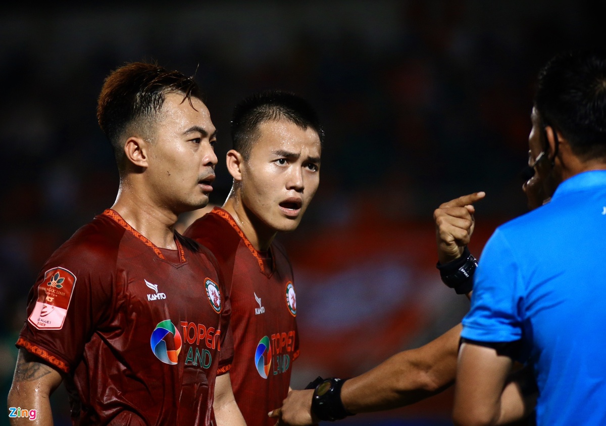 Đỗ Thanh Thịnh (trái) cũng lao vào gây sức ép. Sau đó, hậu vệ này phải nhận một tấm thẻ vàng.