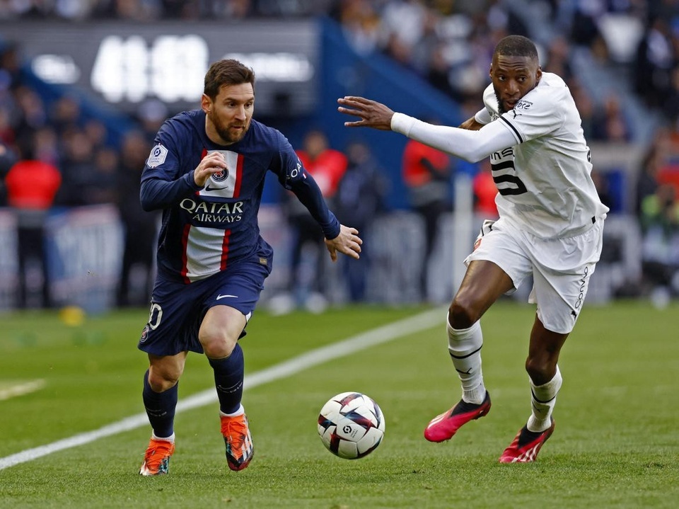 Lionel Messi đang trải qua những ngày tháng ảm đạm tại PSG. Anh bị chỉ trích khi không thể giúp CLB thành công ở Champions League. Dù vậy, Leo vẫn kịp ghi 15 bàn và có 14 kiến tạo ở Ligue 1 mùa này. 29 bàn lẫn kiến tạo là thành tích của "El Pulga".