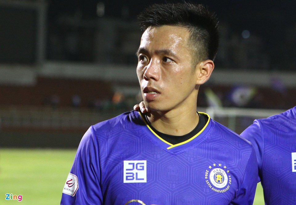 Văn Quyết nghỉ 8 trận vì xâm phạm thân thể quan chức trận đấu trong trận thua Bình Định. Ảnh: Quang Thịnh.