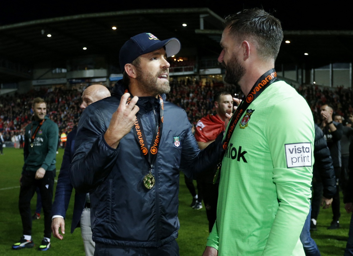 Tuy nhiên, Reynolds cho thấy sự nghiêm túc khi mua lại CLB này. Anh mang về nhiều bản hợp đồng chất lượng, thậm chí là những người đang chơi ở các giải đấu chuyên nghiệp. Nhân tố đáng chú ý nhất là thủ thành kỳ cựu Ben Fosters (phải), người từng thi đấu cho MU, Birmingham, West Brom, Watford ở Premier League.