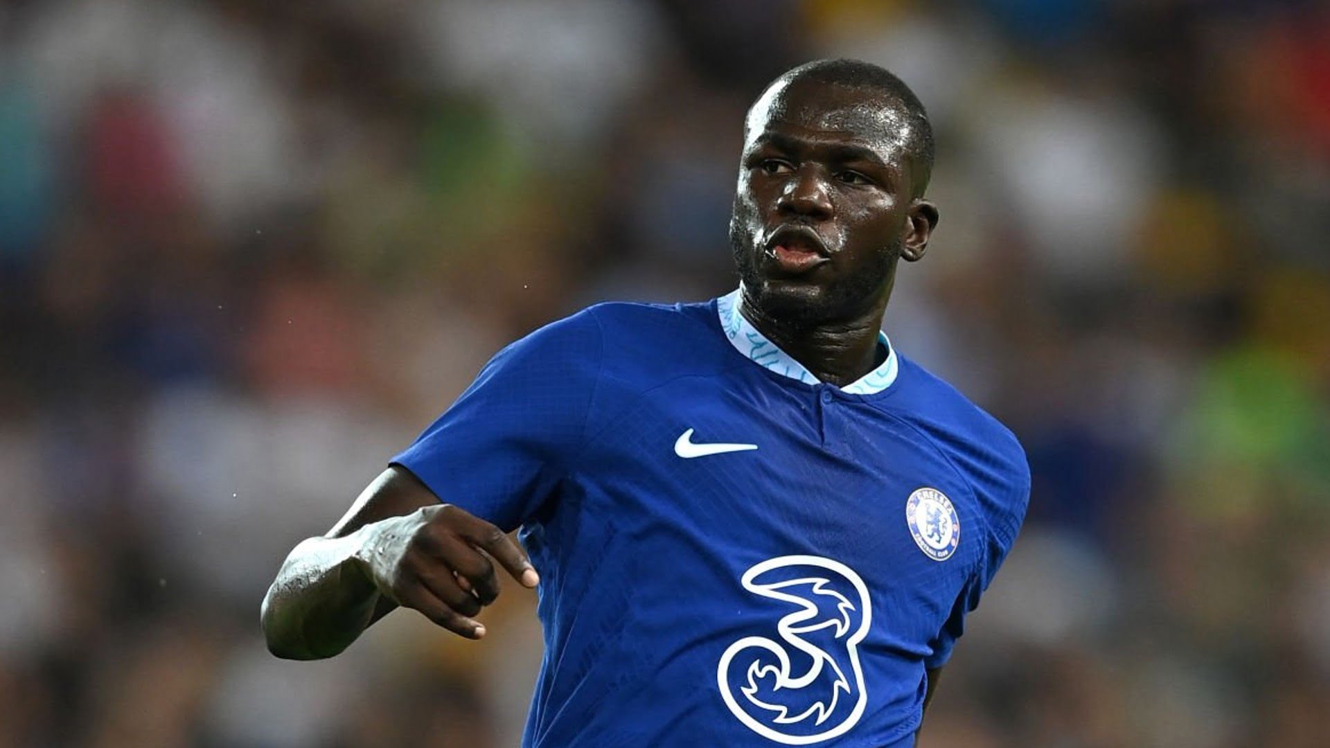 9. Kalidou Koulibaly (Chelsea - 33 triệu bảng). Sau khi để mất cặp đôi Antonio Rudiger và Andreas Christensen, The Blues đã chiêu mộ đá tảng người Senegal từ Napoli để duy trì sự chắc chắn cho hàng thủ. Nhưng rõ ràng, Koulibaly chỉ còn là chiếc bóng của chính anh kể từ lúc đến Stamford Bridge.