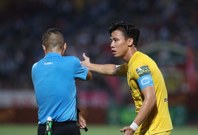 Sai lầm của trợ lý Nguyễn Thành Sơn khiến V.League "nóng".