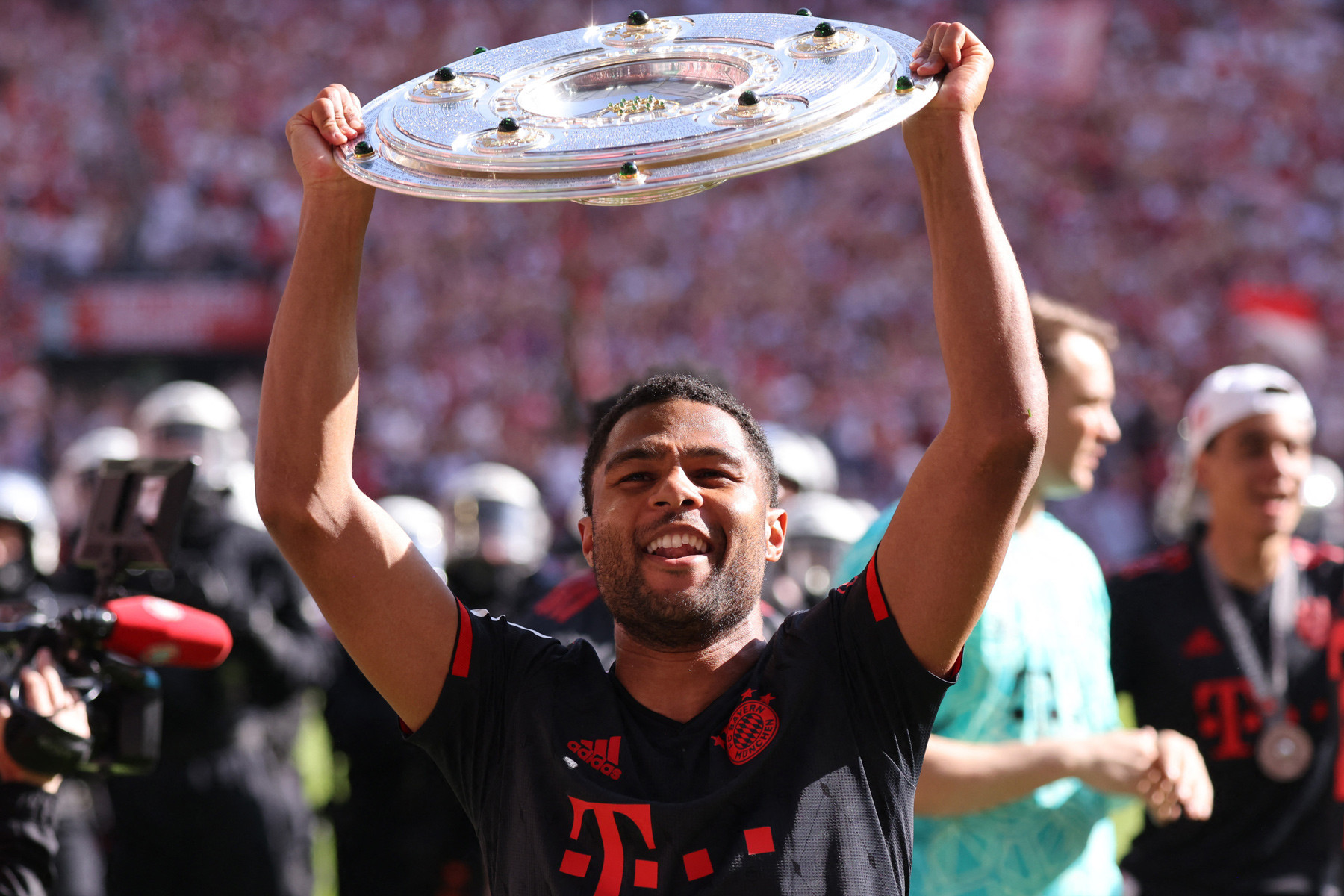 Gnabry giành được nhiều danh hiệu với Bayern.
