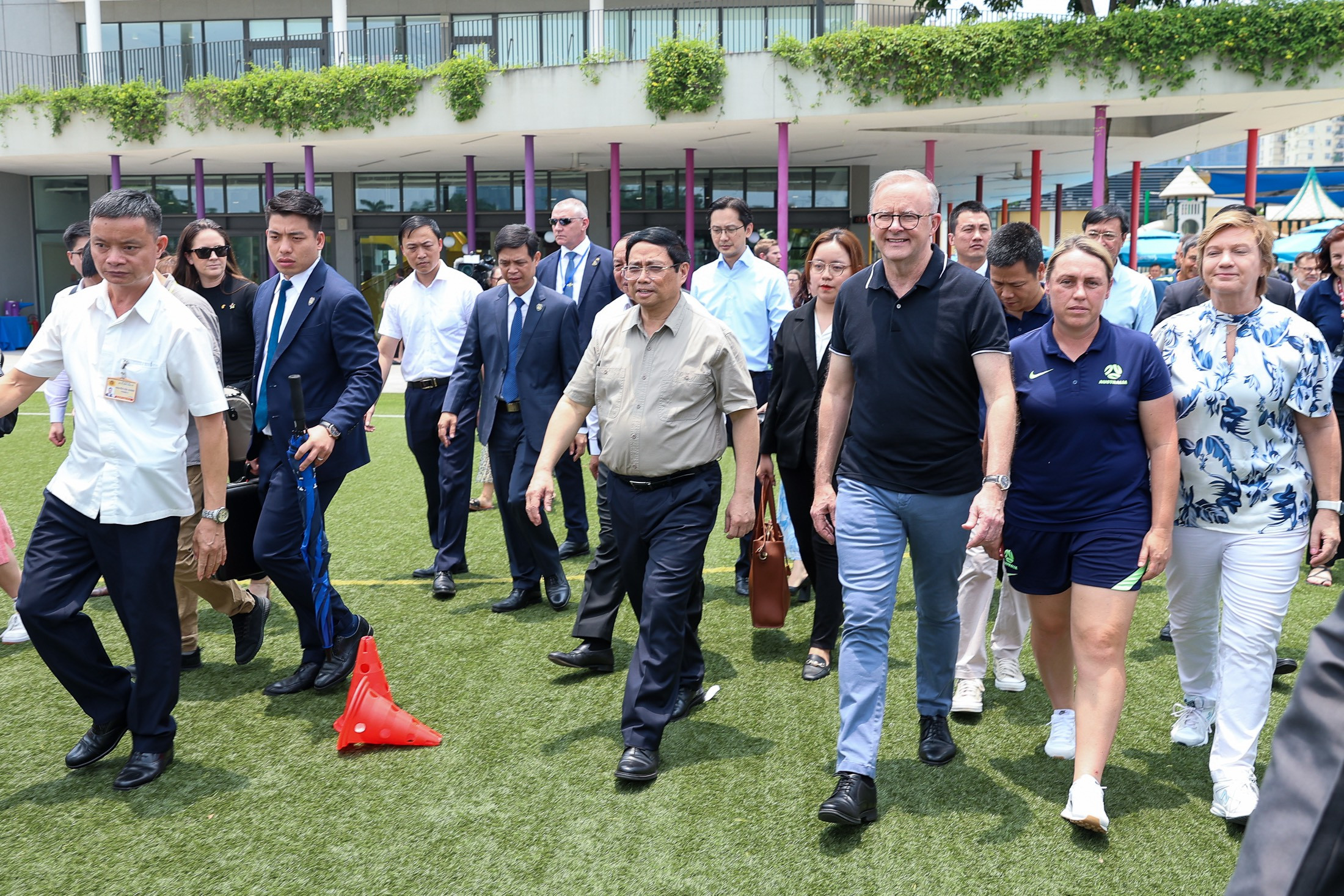 Thủ tướng Phạm Minh Chính cùng Thủ tướng Australia Anthony Albanese ra sân giao lưu với hai đội bóng.
