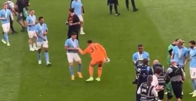 Ederson kéo Alvarez ra chụp hình.