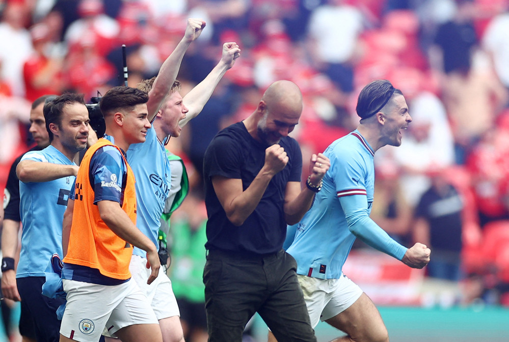 Pep Guardiola cùng các học trò ùa vào sân lúc tiếng còi kết thúc trận đấu vang lên.
