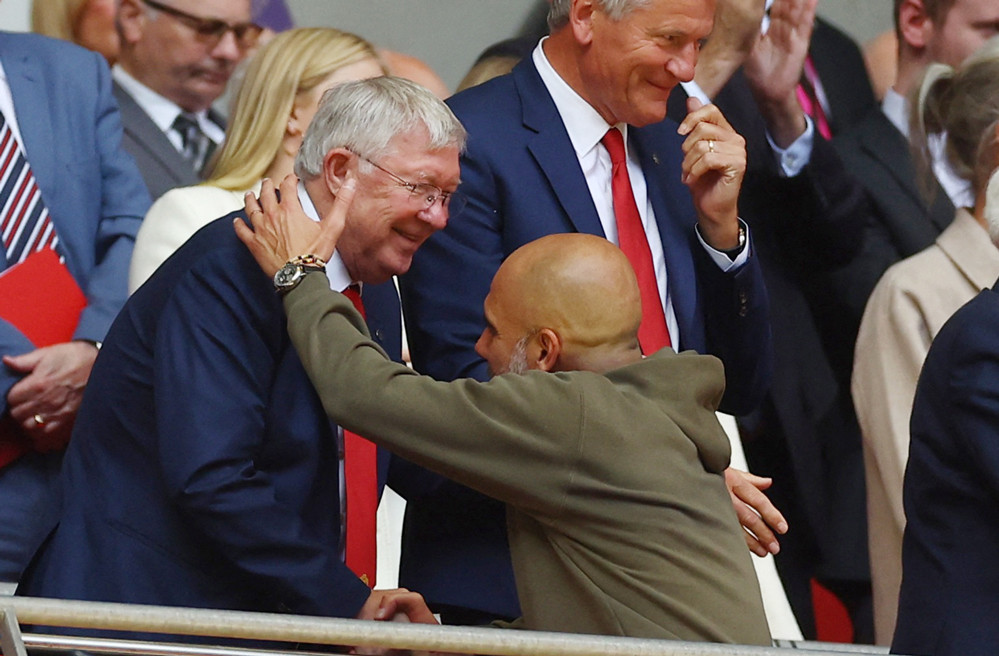 Pep Guardiola cũng nhận sự chúc mừng từ Sir Alex Ferguson.